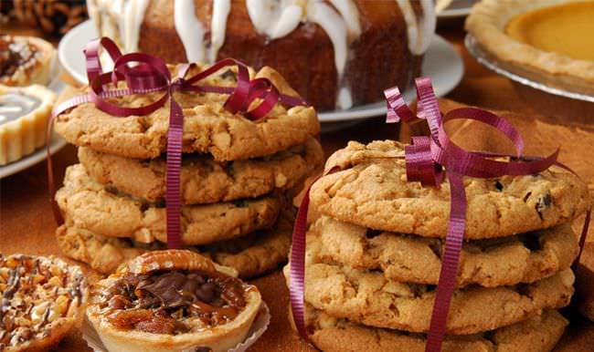 Bánh cookie Bánh quy còn gọi là bánh bích quy là một loại bánh nhỏ và dẹt làm từ bột đường dầu ăn bơ và có thể bổ sung một số nguyên liệu khác như nho khô sô cô la hạt dẻ vân vân - Wikipedia