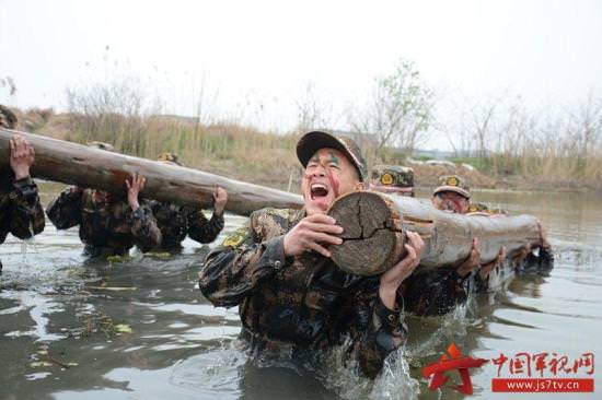 đắm mình trong nước khiêng gỗ 1