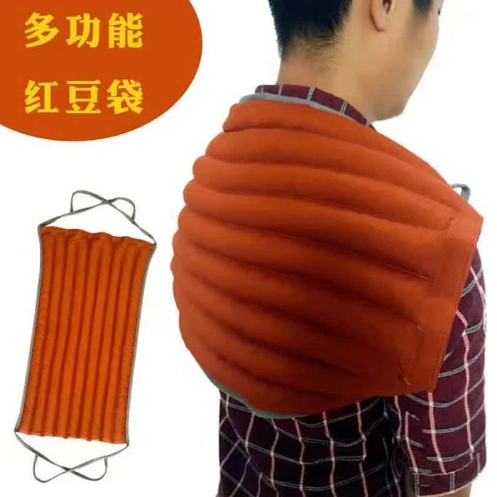  Trong túi vải có đậu đỏ sau khi cuộn lại và đun nóng bằng lò vi sóng có tác dụng như túi sưởi hơn nữa có thể giảm đau bắp cơ có hiệu quả an thần